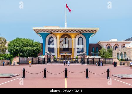 Porte traditionnelle avec des colonnes et des ornements, un drapeau flotte au-dessus, Palais du Sultan, Qasr al-Ê¿Alam, Muscat, Oman Banque D'Images