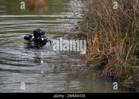 Leicester, Leicestershire, Royaume-Uni. 28 février 2024. Plongeurs policiers dans le Grand Union canal alors que les recherches se poursuivent pour Xielo Maruziva, un garçon de 2 ans qui est tombé dans les eaux de crue dans le Grand Union canal à Aylestone Meadows, Leicester le dimanche 18 février et n'a pas été vu depuis. ALEX HANNAM PHOTOGRAPHIE ALEX@ALEXHANNAMPHOTOGRAPHY.CO.UK Banque D'Images