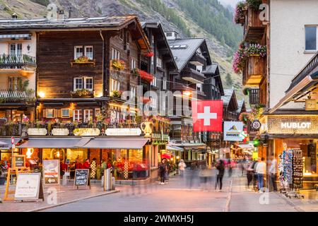 ZERMATT, SUISSE - 14 OCTOBRE 2023 : la Bahnhofstrasse historique au crépuscule. Banque D'Images