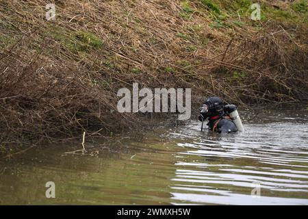 Leicester, Leicestershire, Royaume-Uni. 28 février 2024. Plongeurs policiers dans le Grand Union canal alors que les recherches se poursuivent pour Xielo Maruziva, un garçon de 2 ans qui est tombé dans les eaux de crue dans le Grand Union canal à Aylestone Meadows, Leicester le dimanche 18 février et n'a pas été vu depuis. ALEX HANNAM PHOTOGRAPHIE ALEX@ALEXHANNAMPHOTOGRAPHY.CO.UK Banque D'Images