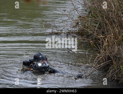 Leicester, Leicestershire, Royaume-Uni. 28 février 2024. Plongeurs policiers dans le Grand Union canal alors que les recherches se poursuivent pour Xielo Maruziva, un garçon de 2 ans qui est tombé dans les eaux de crue dans le Grand Union canal à Aylestone Meadows, Leicester le dimanche 18 février et n'a pas été vu depuis. ALEX HANNAM PHOTOGRAPHIE ALEX@ALEXHANNAMPHOTOGRAPHY.CO.UK Banque D'Images