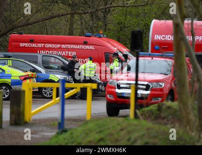 Leicester, Leicestershire, Royaume-Uni. 28 février 2024. Plongeurs policiers dans le Grand Union canal alors que les recherches se poursuivent pour Xielo Maruziva, un garçon de 2 ans qui est tombé dans les eaux de crue dans le Grand Union canal à Aylestone Meadows, Leicester le dimanche 18 février et n'a pas été vu depuis. ALEX HANNAM PHOTOGRAPHIE ALEX@ALEXHANNAMPHOTOGRAPHY.CO.UK Banque D'Images