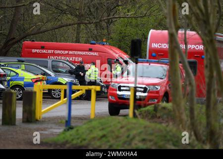 Leicester, Leicestershire, Royaume-Uni. 28 février 2024. Plongeurs policiers dans le Grand Union canal alors que les recherches se poursuivent pour Xielo Maruziva, un garçon de 2 ans qui est tombé dans les eaux de crue dans le Grand Union canal à Aylestone Meadows, Leicester le dimanche 18 février et n'a pas été vu depuis. ALEX HANNAM PHOTOGRAPHIE ALEX@ALEXHANNAMPHOTOGRAPHY.CO.UK Banque D'Images