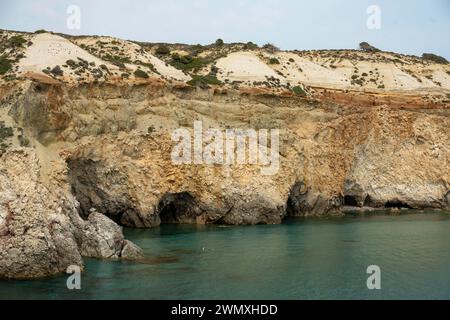 Grottes sur les falaises près de Fylakopi, Milos, Cyclades, Grèce Banque D'Images