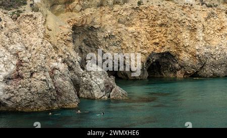 Grottes sur les falaises près de Fylakopi, Milos, Cyclades, Grèce Banque D'Images