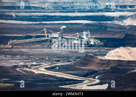 28 février 2024, Saxe, Pödelwitz : une pelle à godets travaille dans la veine de charbon de la mine à ciel ouvert Vereinigtes Schleenhain. Le groupe parlementaire du Parti vert se réunit pendant trois jours à Leipzig. La réunion à huis clos comprenait également des excursions, notamment dans la communauté touchée par l'extraction du lignite. Photo : Jan Woitas/dpa Banque D'Images