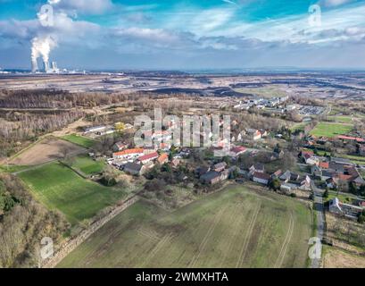 28 février 2024, Saxe, Pödelwitz : la mine à ciel ouvert Vereinigtes Schleenhain et la centrale au lignite Lippendorf sont directement adjacentes à dort Pödelwitz, qui a été épargnée par l'exploitation minière à ciel ouvert. Lors de la réunion de trois jours, le groupe parlementaire des Verts au Bundestag s'est réuni à Leipzig. La réunion à huis clos comprenait également des excursions, notamment dans la communauté touchée par l'extraction du lignite. Les représentants de l'association 'Pödelwitz Hat Zukunft' (Pödelwitz a un avenir) ont remis une lettre ouverte aux membres du Bundestag dans le but de forcer la revitalisation des places libres Banque D'Images