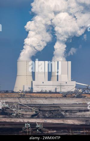 28 février 2024, Saxe, Pödelwitz : travaux de pelles à godets et d'épandage dans la mine à ciel ouvert de Vereinigtes Schleenhain, en toile de fond de la centrale électrique de Lippendorf. Le groupe parlementaire des Verts se réunit pendant trois jours à Leipzig. La réunion à huis clos comprenait également des excursions, notamment dans la communauté touchée par l'extraction du lignite. Photo : Jan Woitas/dpa Banque D'Images