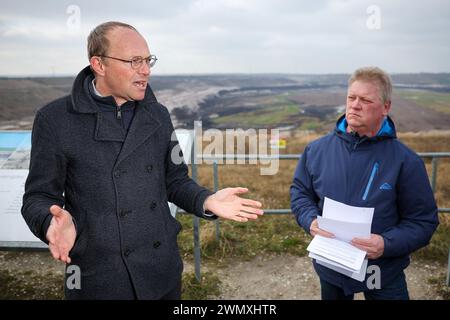 28 février 2024, Saxe, Pödelwitz : Wolfram Günther (à gauche, Bündnis90/Die Grünen), ministre de l'environnement de Saxe, et Jens Hausner, représentant de l'association 'Pödelwitz Hat Zukunft', s'adressent aux membres du Bundestag du Parti vert à la mine à ciel ouvert de Vereinigtes Schleenhain. Lors de cette réunion de trois jours, le groupe parlementaire des Verts au Bundestag discute à Leipzig. La réunion à huis clos comprenait également des excursions, notamment dans la communauté touchée par l'extraction du lignite. Les représentants de l'association 'Pödelwitz Hat Zukunft' (Pödelwitz a un avenir) remis Banque D'Images