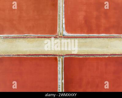 Étangs salins à l'usine de sel Bonanza près de Sanlucar de Barrameda. La couleur rouge dépend du niveau de salinité et est directement causée par le Banque D'Images