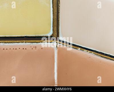 Étangs salins à l'usine de sel Bonanza près de Sanlucar de Barrameda. La couleur rougeâtre dépend du niveau de salinité et est directement causée par le Banque D'Images