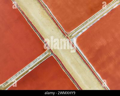 Étangs salins à l'usine de sel Bonanza près de Sanlucar de Barrameda. La couleur rouge dépend du niveau de salinité et est directement causée par le Banque D'Images