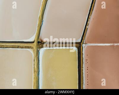 Étangs salins à l'usine de sel Bonanza près de Sanlucar de Barrameda. La couleur rougeâtre dépend du niveau de salinité et est directement causée par le Banque D'Images