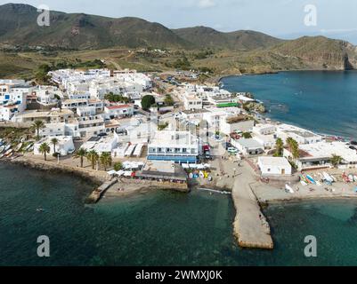 Le village de pêcheurs de la Isleta del Moro. Vue aérienne. Tir par drone. Réserve naturelle Cabo de Gata-Nijar, province d'Almeria, Andalousie, Espagne Banque D'Images