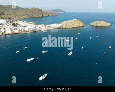 Le village de pêcheurs de la Isleta del Moro. Vue aérienne. Tir par drone. Réserve naturelle Cabo de Gata-Nijar, province d'Almeria, Andalousie, Espagne Banque D'Images