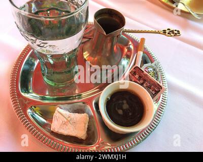 Expérience authentique : rituel du café bosniaque avec café turc Banque D'Images