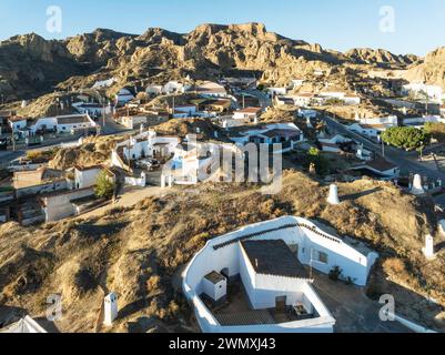 Le quartier des grottes à Guadix. Vue aérienne. Tir par drone. Province de Grenade, Andalousie, Espagne Banque D'Images