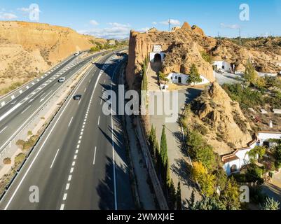 L'autoroute A-92 à côté de l'hôtel grotte Pedro Antonio de Alarcon à Gudadix. Vue aérienne. Tir par drone. Province de Grenade, Andalousie, Espagne Banque D'Images