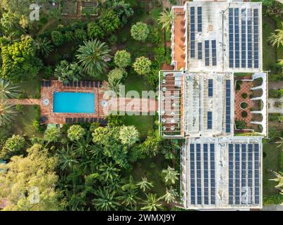 Vue verticale de l'hôtel Hurricane près de Tarifa. Vue aérienne. Tir par drone. Province de Cadix, Andalousie, Espagne Banque D'Images