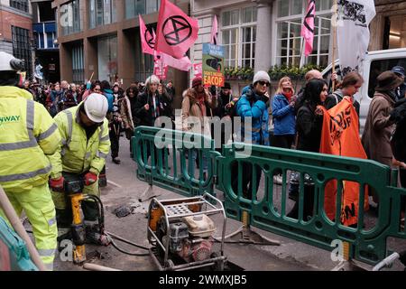 Londres, Royaume-Uni. 28 février 2024. Les membres de extinction Rebellion demandent aux assureurs de cesser de soutenir les projets nuisibles au climat. Exhorter à la cessation immédiate de la couverture pour les nouvelles entreprises de combustibles fossiles, respecter les droits de l'homme et soutenir une transition juste vers les projets renouvelables. L'une des manifestations mondiales visant les entreprises qui assurent des projets de combustibles fossiles dans le monde entier. (Photo de Joao Daniel Pereira/Sipa USA) crédit : Sipa USA/Alamy Live News Banque D'Images