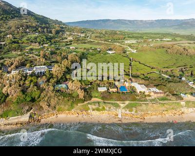 Côte de l'océan Atlantique, hôtel Hurricane et l'arrière-pays près de Tarifa. Vue aérienne. Tir par drone. Province de Cadix, Andalousie, Espagne Banque D'Images