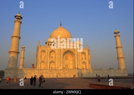 Taj Mahal, construit par le Grand Mogul Shah Jahan à la mémoire de sa femme principale Mumtaz Mahal, décédée en 1631, Agra, Uttar Pradesh, Inde Banque D'Images