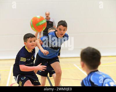 Les élèves du primaire participent aux championnats de football gaélique des écoles Derry 2024. Photo : George Sweeney / Alamy Banque D'Images