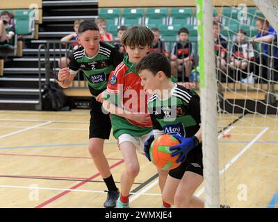 Les élèves du primaire participent aux championnats de football gaélique des écoles Derry 2024. Photo : George Sweeney / Alamy Banque D'Images