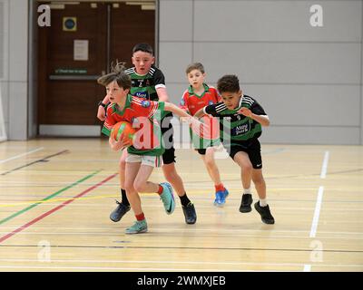 Les élèves du primaire participent aux championnats de football gaélique des écoles Derry 2024. Photo : George Sweeney / Alamy Banque D'Images