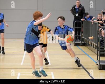 Les élèves du primaire participent aux championnats de football gaélique des écoles Derry 2024. Photo : George Sweeney / Alamy Banque D'Images