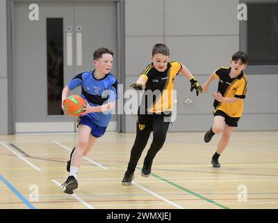 Les élèves du primaire participent aux championnats de football gaélique des écoles Derry 2024. Photo : George Sweeney / Alamy Banque D'Images