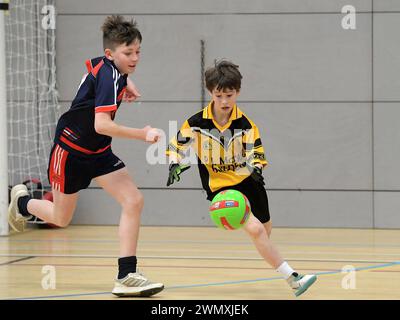 Les élèves du primaire participent aux championnats de football gaélique des écoles Derry 2024. Photo : George Sweeney / Alamy Banque D'Images