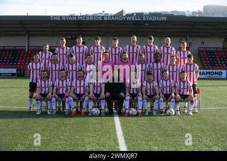 Derry City Football Club First Team Squad 2024 avec le manager Ruaidhrí Higgins. Photo : George Sweeney/Alamy Banque D'Images