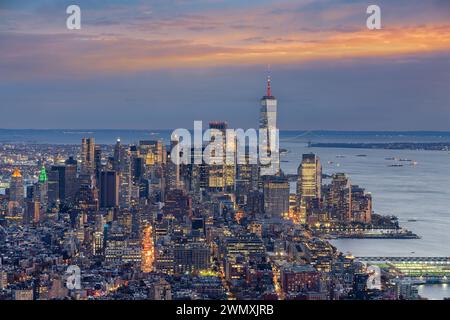 New York City, New York, USA Skyline forme ci-dessus au crépuscule. Banque D'Images