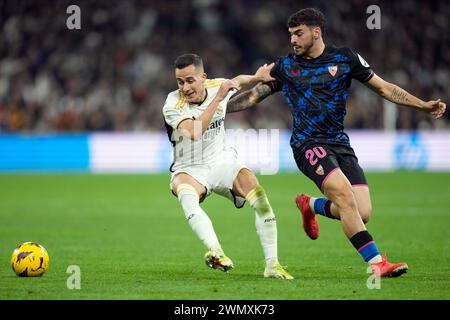 Madrid, Espagne. 27 février 2024. Lucas Vazquez du Real Madrid et Isaac Romero du Sevilla FC lors du match de Liga entre le Real Madrid et le Sevilla FC ont joué au stade Santiago Bernabeu le 25 février 2024 à Madrid, en Espagne. (Photo de Cesar Cebolla/PRESSINPHOTO) crédit : AGENCE SPORTIVE PRESSINPHOTO/Alamy Live News Banque D'Images