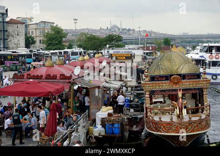 Vue depuis le pont de Galata, Galata Koepruesue, sur le marché et étal de poissons dans le quartier d'Eminoenue, Corne d'Or, Halic, Istanbul, Turquie Banque D'Images