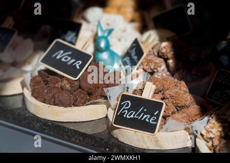 Chocolats exposés dans la vitrine, boutique, souvenir, souvenir, tradition, confiseur, confiserie, confiserie, Bruges, Belgique Banque D'Images