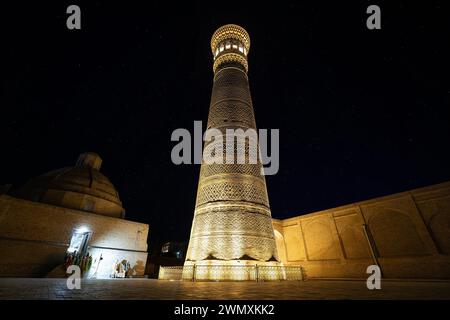 Kalyon minar grand minaret, fond de madrasah arabe Mir-i, poi kalyon Square la nuit, buhkara, ouzbékistan Banque D'Images