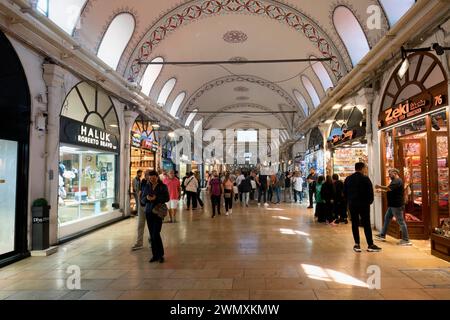 Allée du Grand Bazar avec beaucoup de monde, Istanbul, Turquie Banque D'Images