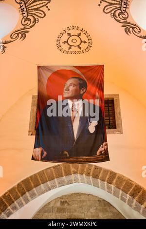Drapeau avec le portrait de Mustapha Kemal Ataturk dans le bazar égyptien, Istanbul, Turquie Banque D'Images