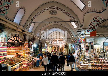 Allée du Grand Bazar avec beaucoup de monde, Istanbul, Turquie Banque D'Images