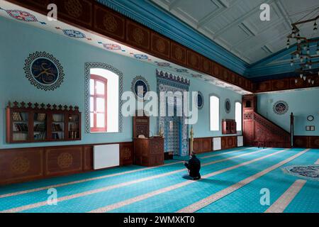 Homme priant dans la mosquée Fethiye, ancienne église orthodoxe russe, intérieur, Kars, Turquie Banque D'Images