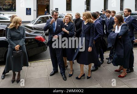 La reine Anne Marie de Grèce, la princesse héritière Marie-Chantal de Grèce, le prince Nikolas et la princesse Tatiana de Grèce, le prince Philippos de Grèce, la princesse Alexia et Carlos Morales Quintana arrivent à la réunion Cathédrale grecque orthodoxe de Sophias à Londres, le 28 février 2024, pour assister au service d'action de grâce pour la vie du roi Constantin de Grèce photo : Albert Nieboer/pays-Bas OUT/point de vue OUT Banque D'Images