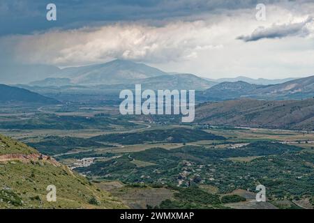 Vaste paysage autour du ruisseau Kalasa près de Vergo dans le sud de l'Albanie. Qark Vlora, Albanie, Europe du Sud-est, Europe Banque D'Images