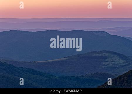 Aube sur le paysage montagneux des Balkans et les pentes boisées du parc naturel Balgarka en Bulgarie centrale. Shipka, Gabrovo Banque D'Images