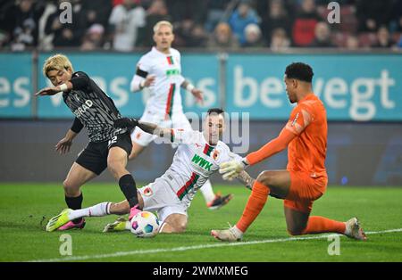 Scène de zone de pénalité, duel de scène de zone de but, action Iago FC Augsburg FCA (22) contre Ritsu Doan SC Freiburg SCF (42) gardien de but Noah Atubolu SC Banque D'Images