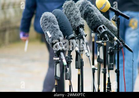 Belfast, Royaume-Uni 28 02 2024 médias devant la haute Cour de Belfast suite à une décision sur un contrôle judiciaire introduit par les familles des victimes de troubles contre le Legacy Act du gouvernement britannique Belfast. Crédit : HeadlineX/Alamy Live News Banque D'Images