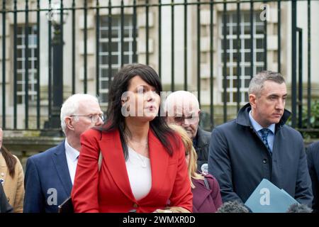 Belfast, Royaume-Uni 28 02 2024 victimes des militants s'adressent aux médias devant la haute Cour de Belfast à la suite d'une décision sur un contrôle judiciaire introduit par les familles des victimes de troubles contre le Legacy Act du gouvernement britannique Belfast. Crédit : HeadlineX/Alamy Live News Banque D'Images