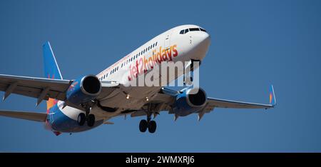 Tenerife, Espagne 21 février 2024. Boeing 737-8BK Jet2 Airlines vole dans le ciel bleu. Atterrissage à l'aéroport de Tenerife Banque D'Images