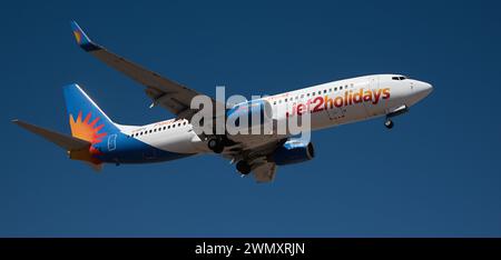 Tenerife, Espagne 21 février 2024. Boeing 737-8BK Jet2 Airlines vole dans le ciel bleu. Atterrissage à l'aéroport de Tenerife Banque D'Images